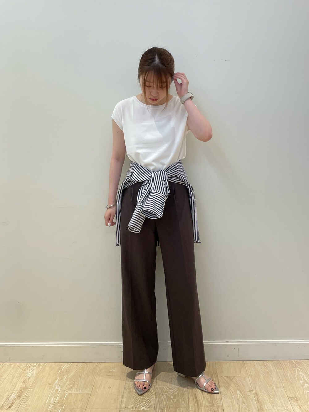 ブラウン系のその他パンツ、ホワイト系のニット/セーター、ブルー系のシャツ/ブラウスを着用したレディースの夏コーディネートの1枚目の写真