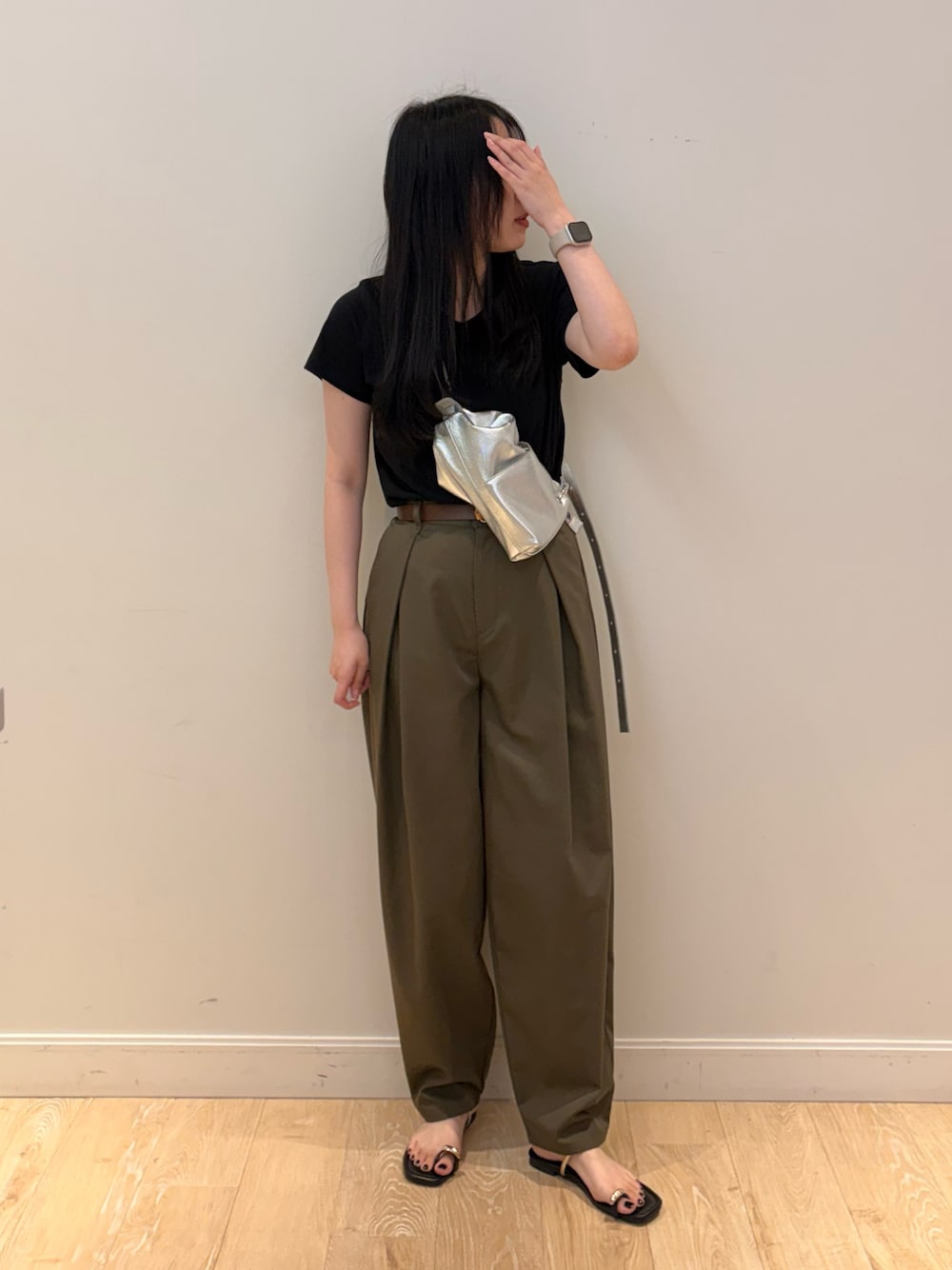 ブラック系のTシャツ/カットソー、シルバー系のショルダーバッグ、グリーン系のチノパンツを着用したレディースの夏コーディネートの1枚目の写真