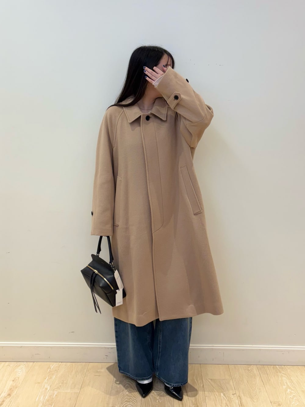 シルバー系のTシャツ/カットソー、ブルー系のデニムパンツ、ブラック系のショルダーバッグを着用したレディースの秋コーディネートの1枚目の写真