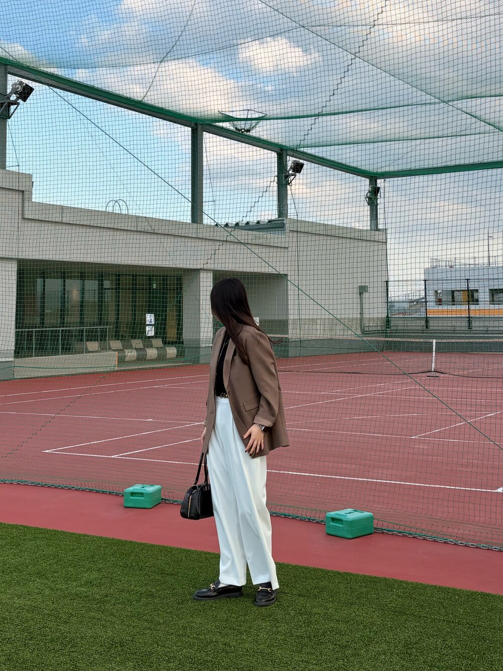 ブラック系のボストンバッグ、ホワイト系のその他パンツ、レッド系のニット/セーターを着用したレディースの秋コーディネートの1枚目の写真