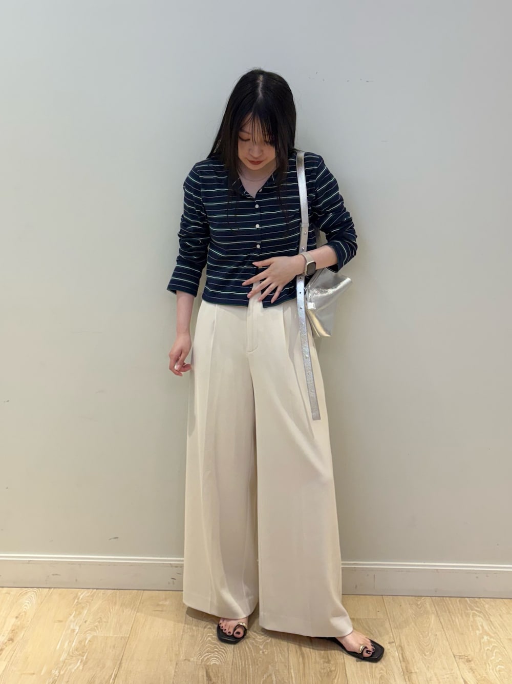 シルバー系のショルダーバッグ、ホワイト系のその他パンツ、ブルー系のカーディガン/ボレロを着用したレディースの夏コーディネートの1枚目の写真