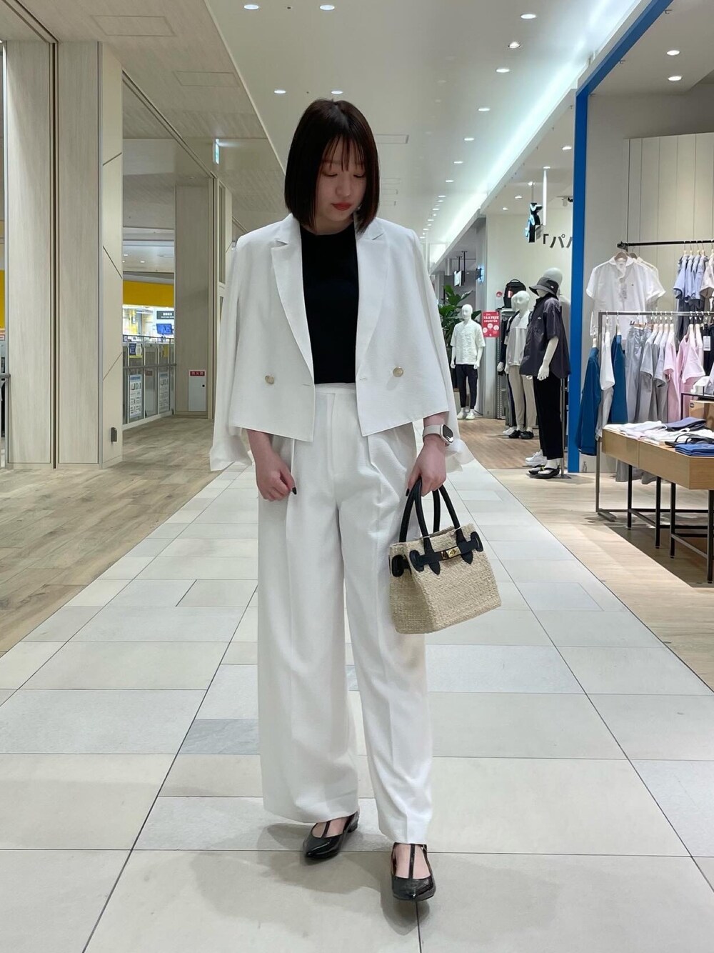 ホワイト系のその他パンツ、ブラック系のかごバッグ、ブラック系のパンプスを着用したレディースの夏コーディネートの1枚目の写真