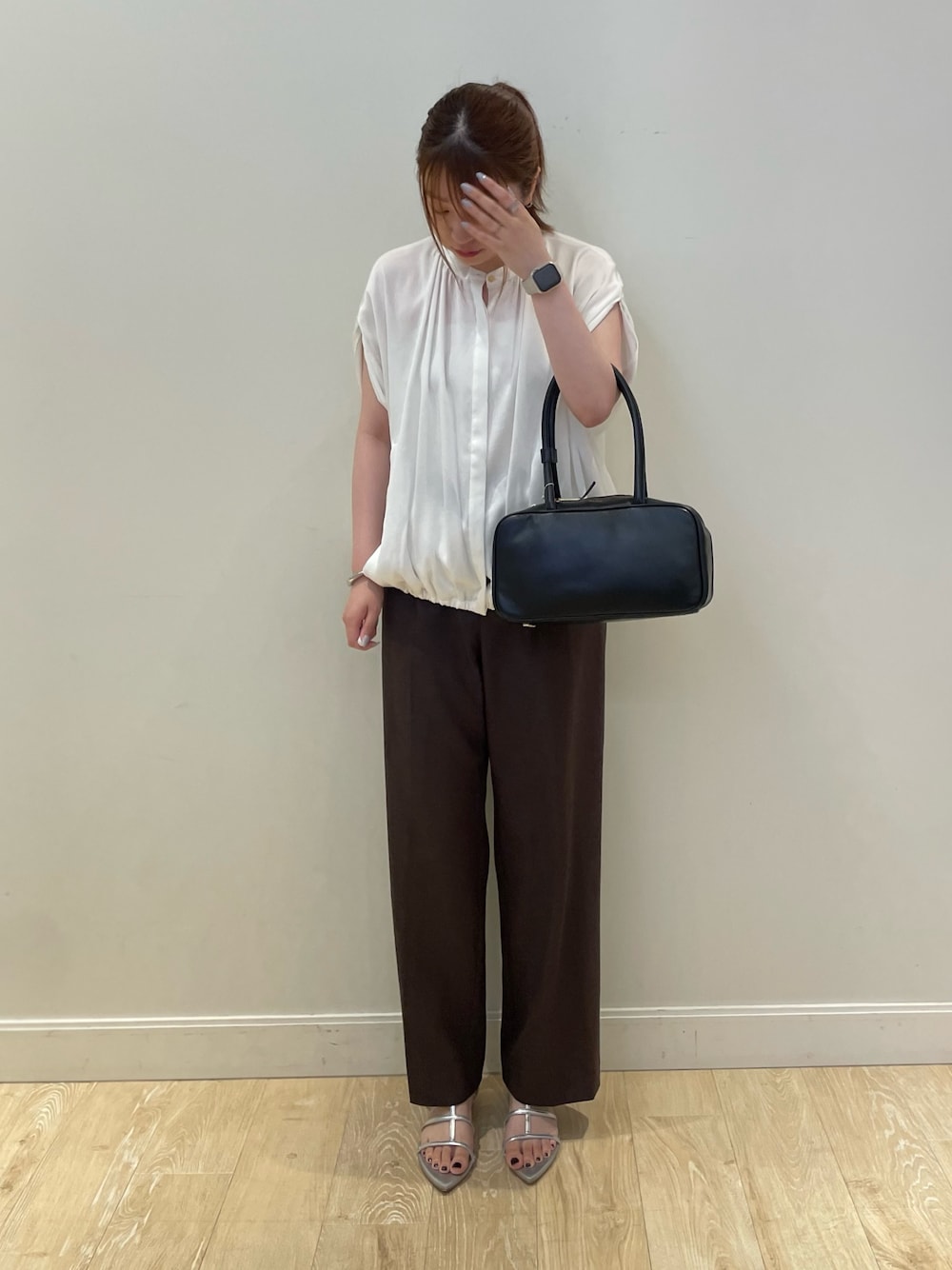ブラウン系のその他パンツ、ブラック系のボストンバッグ、ホワイト系のシャツ/ブラウスを着用したレディースの夏コーディネートの1枚目の写真
