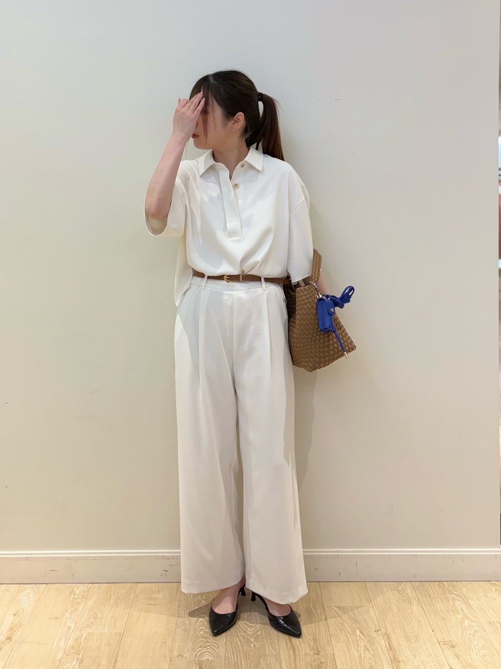 ブラウン系のショルダーバッグ、ホワイト系のシャツ/ブラウス、ホワイト系のその他パンツを着用したレディースの春コーディネートの1枚目の写真