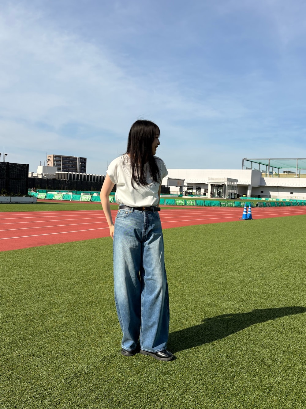 ホワイト系のTシャツ/カットソー、ブルー系のデニムパンツ、ブラック系のベルトを着用したレディースの夏コーディネートの1枚目の写真
