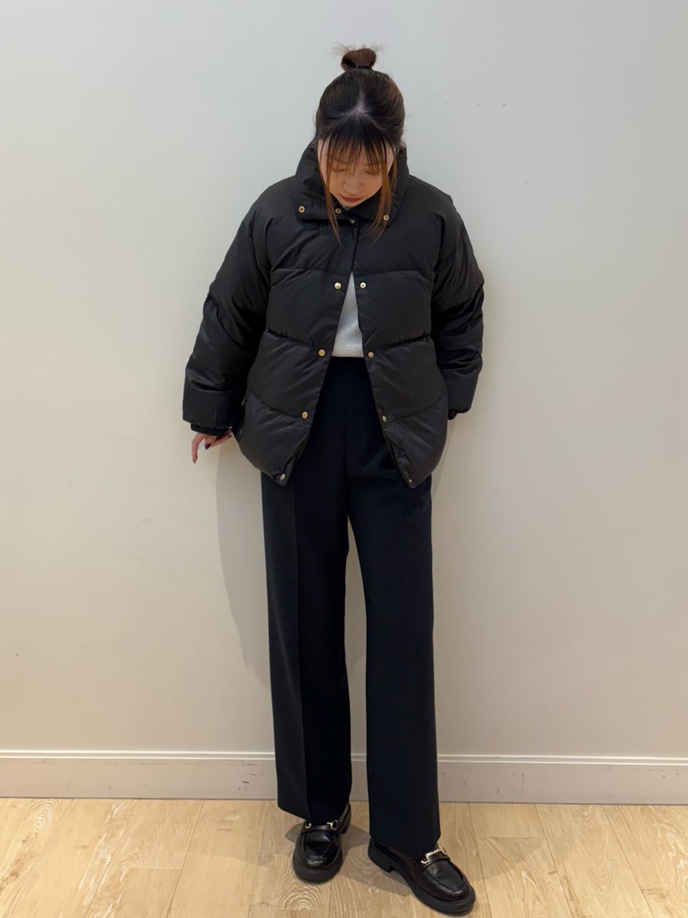 グレー系のニット/セーター、ブルー系のその他パンツ、ブラック系のベルトを着用したレディースの秋コーディネートの1枚目の写真