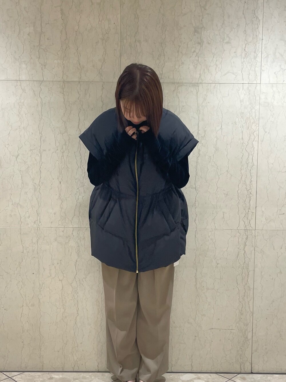グリーン系のその他パンツ、ブラック系のダウンベスト、ブラック系のカーディガン/ボレロを着用したレディースの夏コーディネートの1枚目の写真