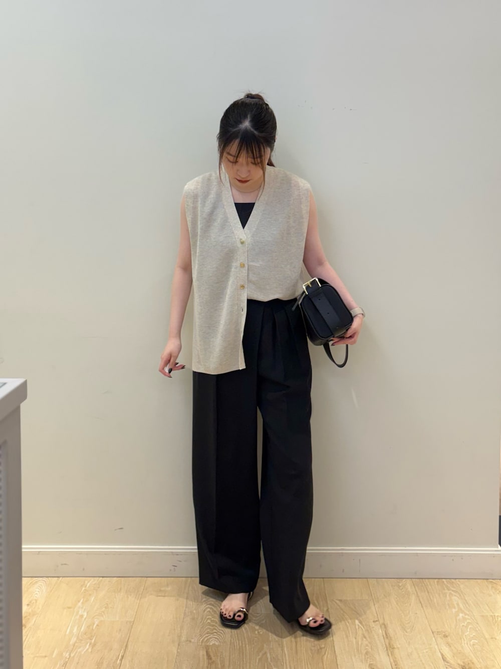 ブラック系のタンクトップ、ブラック系のその他パンツ、ベージュ系のニット/セーターを着用したレディースの夏コーディネートの1枚目の写真