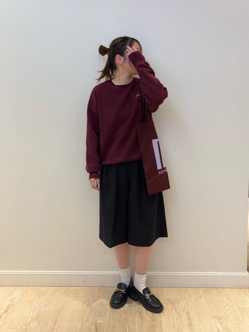 ブラック系のその他パンツ、レッド系のトートバッグ、レッド系のニット/セーターを着用したレディースの秋コーディネートの1枚目の写真