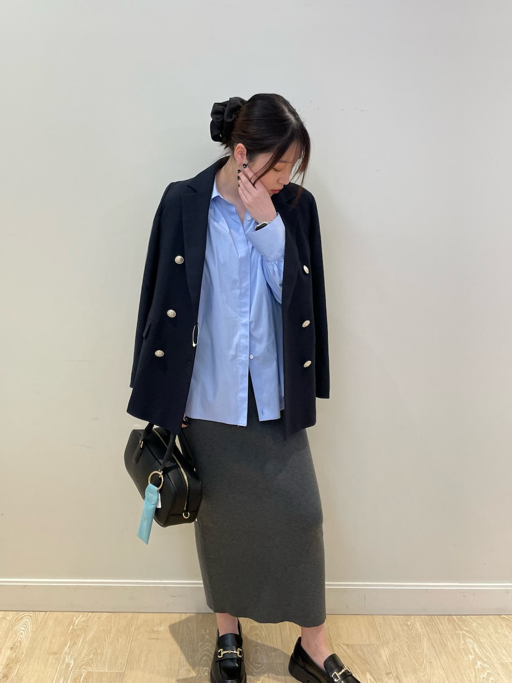 ブルー系のシャツ/ブラウス、グレー系のスカート、ブルー系のテーラードジャケットを着用したレディースの冬コーディネートの1枚目の写真