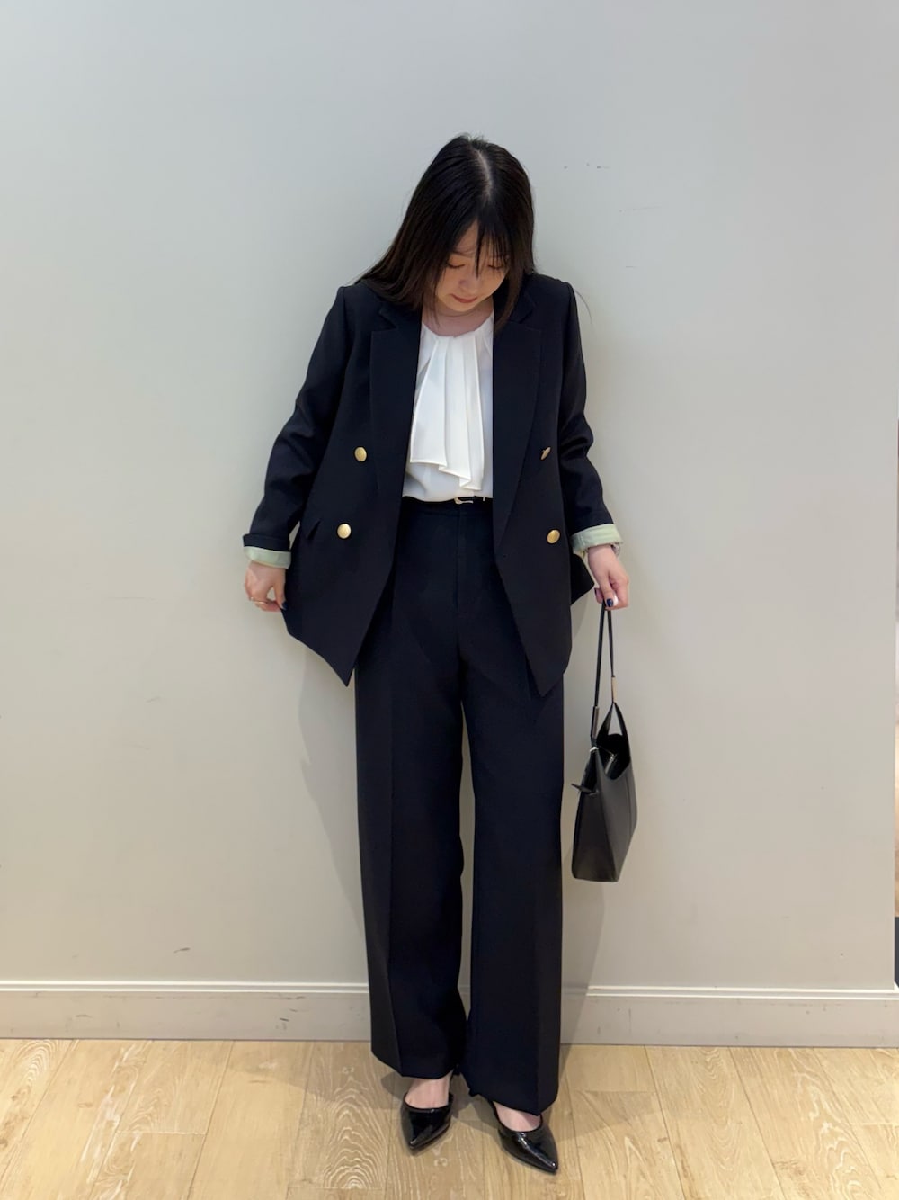 ブラック系のショルダーバッグ、ベージュ系のその他パンツ、ベージュ系のテーラードジャケットを着用したレディースの秋コーディネートの1枚目の写真