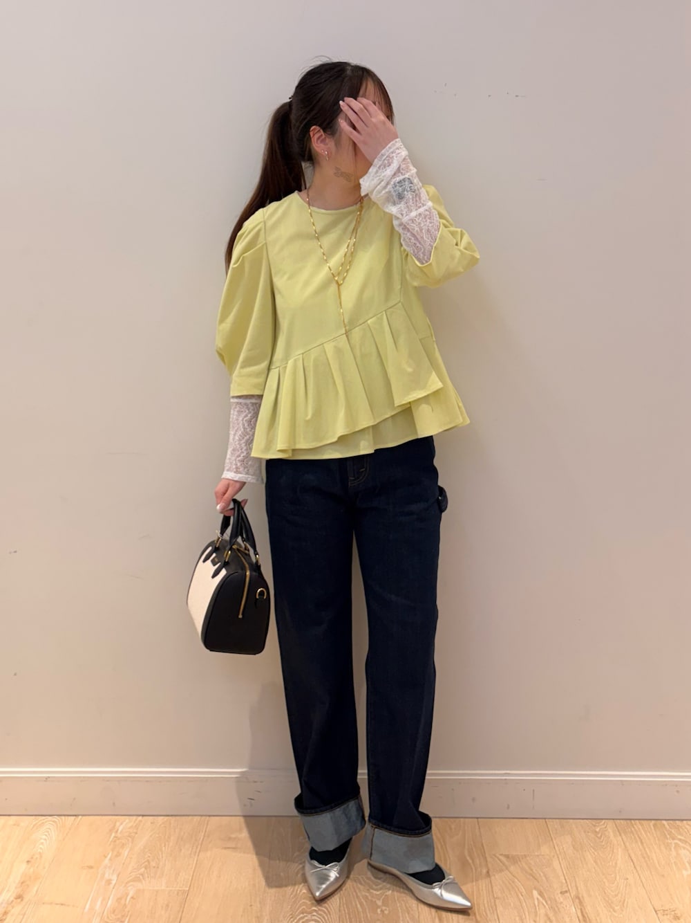 ブラック系のTシャツ/カットソー、ブラック系のボストンバッグ、ブルー系のデニムパンツを着用したレディースの春コーディネートの1枚目の写真