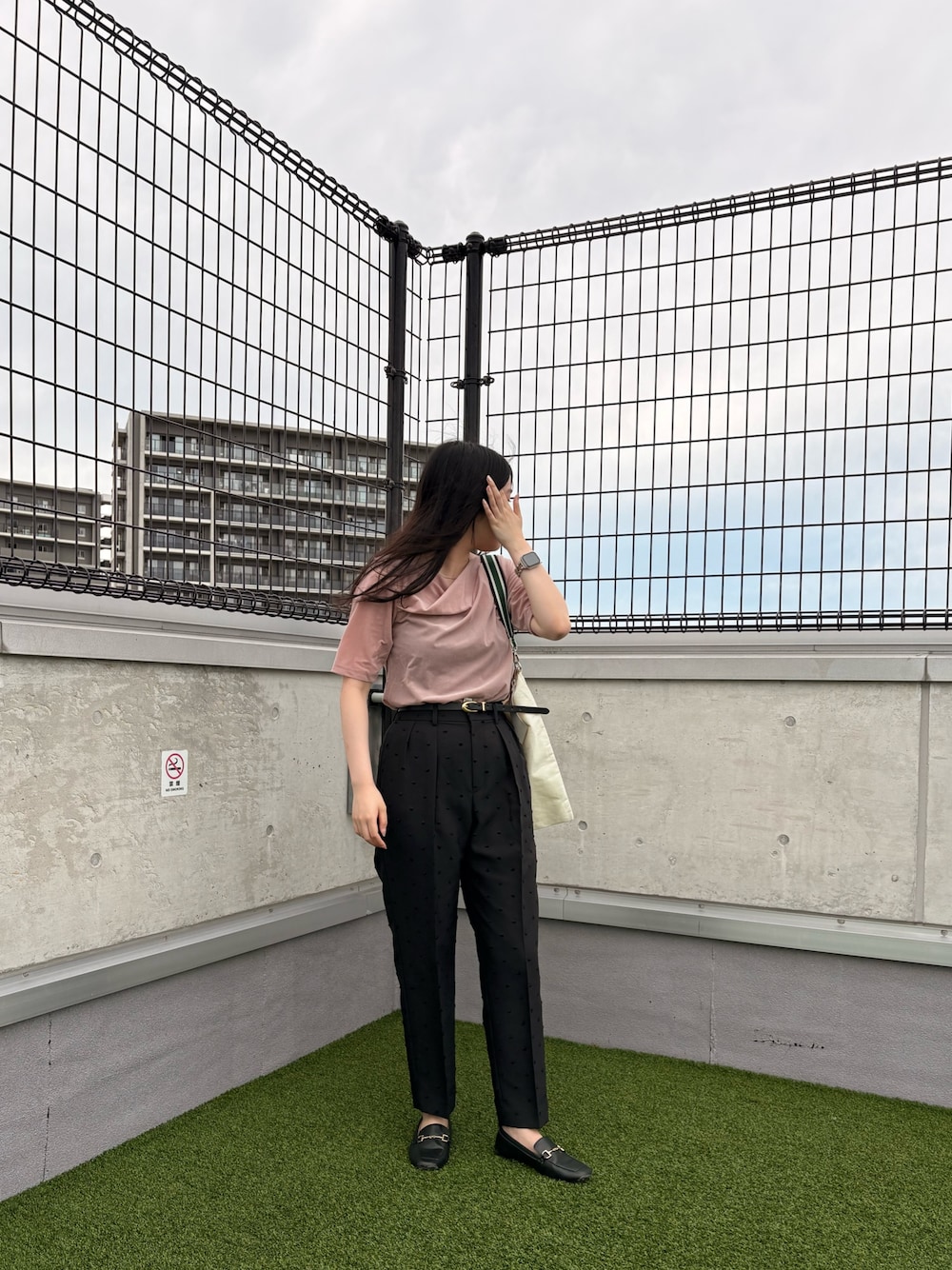 ホワイト系のエコバッグ/サブバッグ、ブラック系のその他パンツ、ピンク系のTシャツ/カットソーを着用したレディースの夏コーディネートの1枚目の写真