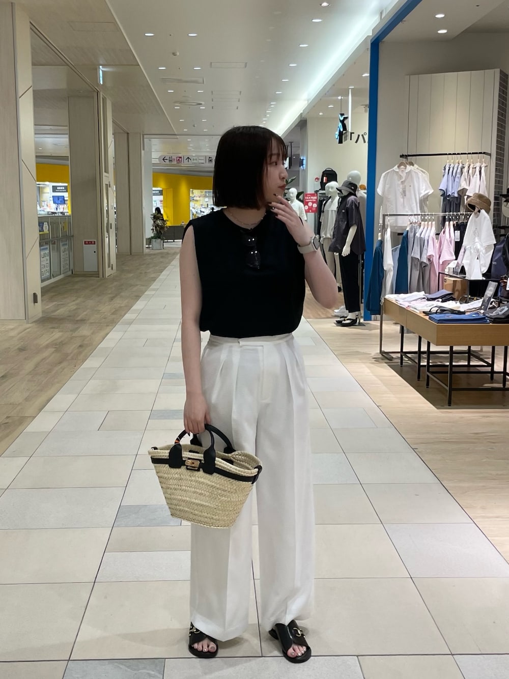 ホワイト系のその他パンツ、ブラック系のTシャツ/カットソー、ブラック系のかごバッグを着用したレディースの夏コーディネートの1枚目の写真