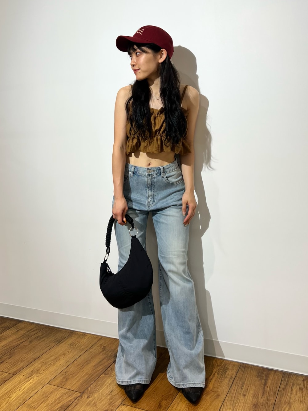 イエロー系のシャツ/ブラウス、ブルー系のデニムパンツ、ブラック系のハンドバッグを着用したレディースの夏コーディネートの1枚目の写真