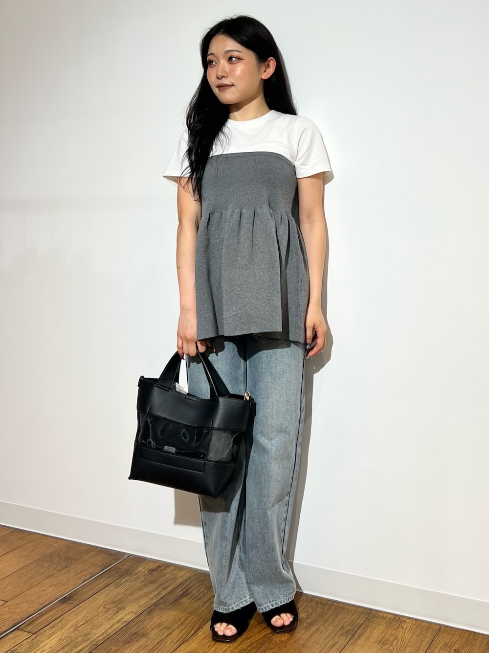 グレー系のTシャツ/カットソー、ブルー系のその他パンツ、ブラウン系のサンダルを着用したレディースの夏コーディネートの1枚目の写真