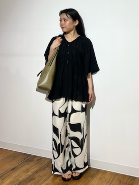 「SENSE OF PLACE by URBAN RESEARCH(センスオブプレイスバイアーバンリサーチ)のシャーリングチュニックブラウス(シャツ/ブラウス、ブラック系)」を使った、あんりさん(レディース・152cm)の春コーディネート