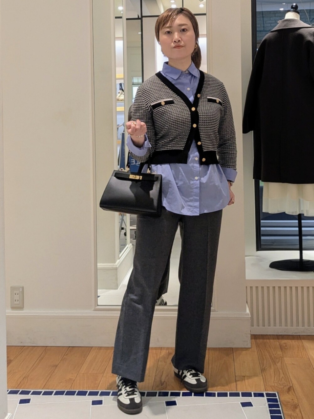 「冬コーデ、パンツスタイル、シンプルスタイル、今日のコーデ、オトナ女子、ママファッション、イエベ春、カーディガンコーデ、スニーカーコーデ、きれいめコーデ、きれいめカジュアル、オトナカジュアル、アラフォー、レイヤードスタイル、シャツスタイル」｜「NOLLEY’Sのカシミヤ混スレッドボーダーVネックカーディガン（カーディガン/ボレロ、ブラック系）」を使った、nol takamiさん（骨格ストレート・レディース・164cm）の冬コーディネートの1枚目の写真