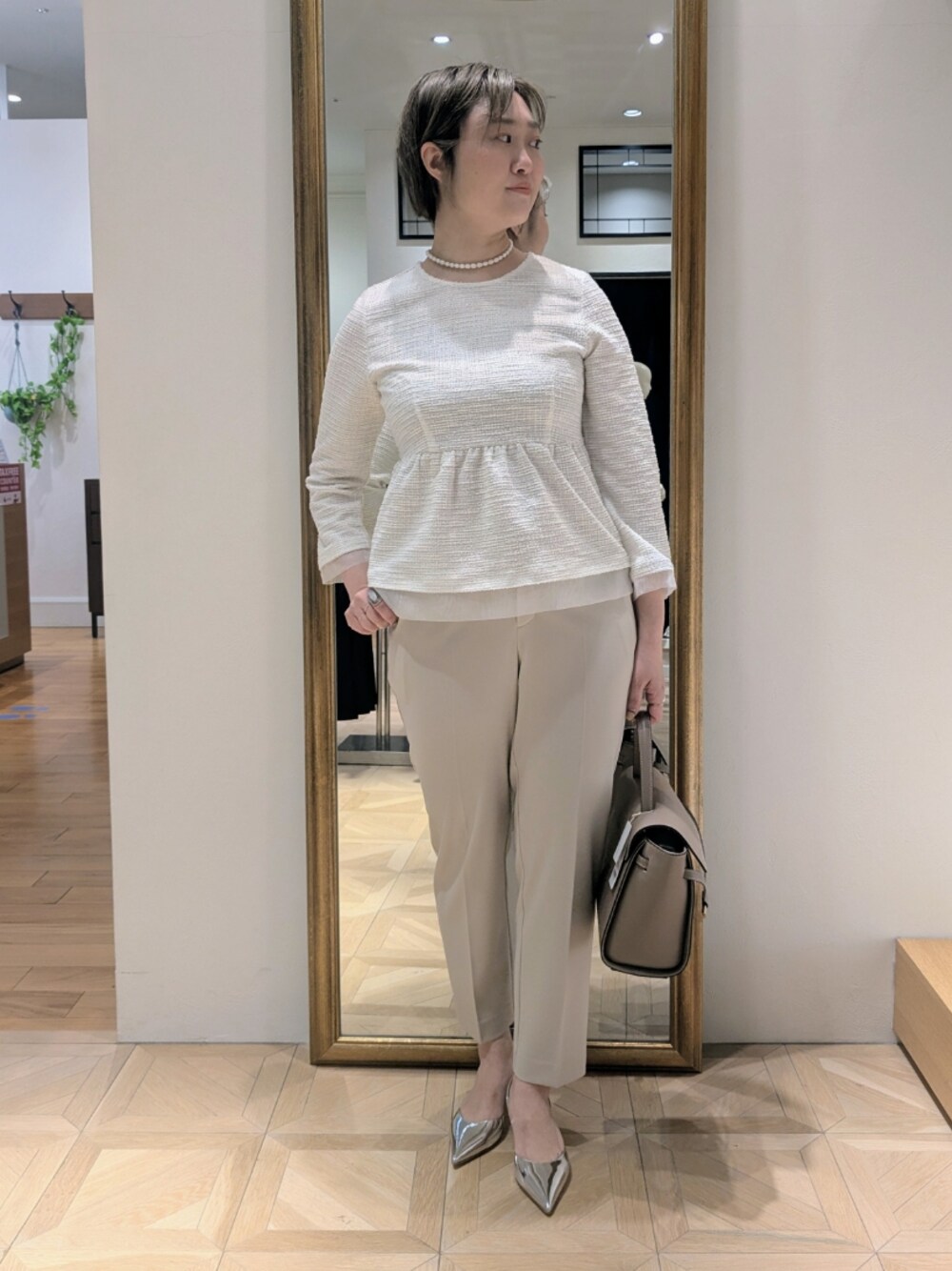 ホワイト系のTシャツ/カットソー、ベージュ系のショルダーバッグ、ベージュ系のその他パンツを着用したレディースの春コーディネートの1枚目の写真