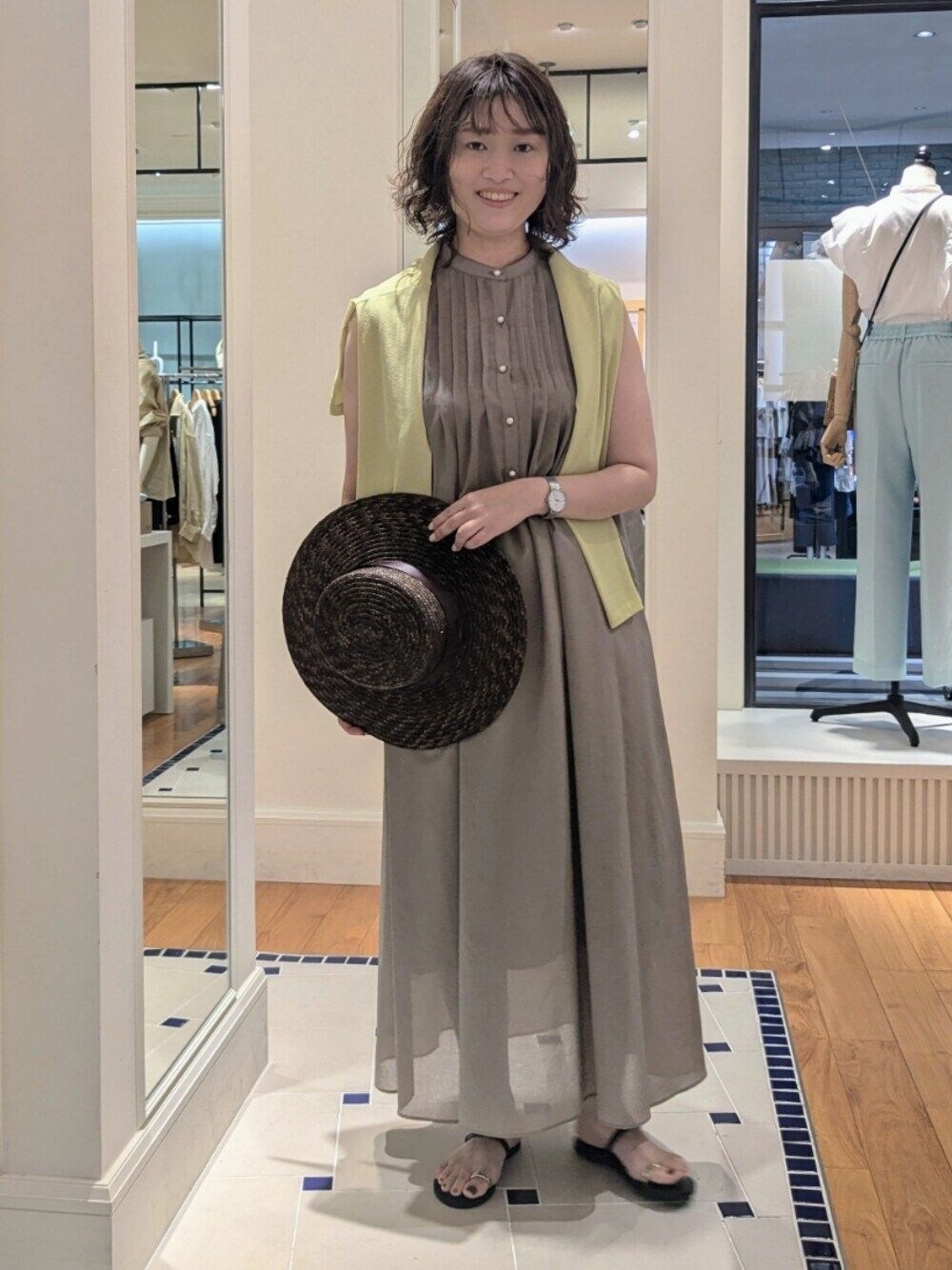 「夏ファッション、今日のコーデ、大人カジュアルコーデ、シンプル、お出かけコーデ、大人女子、ワンピースコーデ、シアートップス、ハット」｜「NOLLEY’Sの《アンサンブル対応》シアーワッフル2WAYカーディガン（カーディガン/ボレロ、グリーン系）」を使った、nol takamiさん（レディース・163cm）の夏コーディネートの1枚目の写真