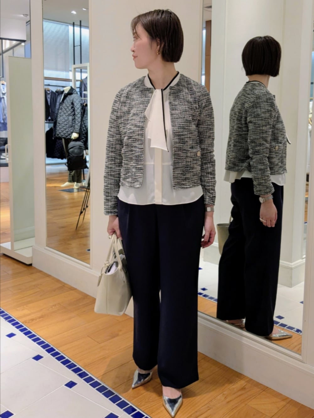 ホワイト系のシャツ/ブラウス、ブラック系のノーカラージャケット、ブルー系のその他パンツを着用したレディースの冬コーディネートの1枚目の写真