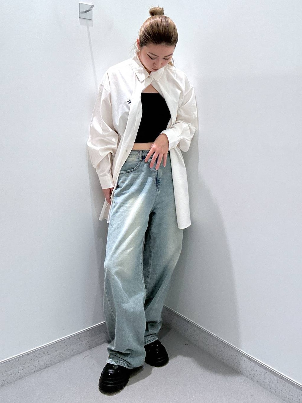 ブルー系のデニムパンツ、ブラック系のローファー、ブラック系のキャミソールを着用したレディースの春コーディネートの1枚目の写真