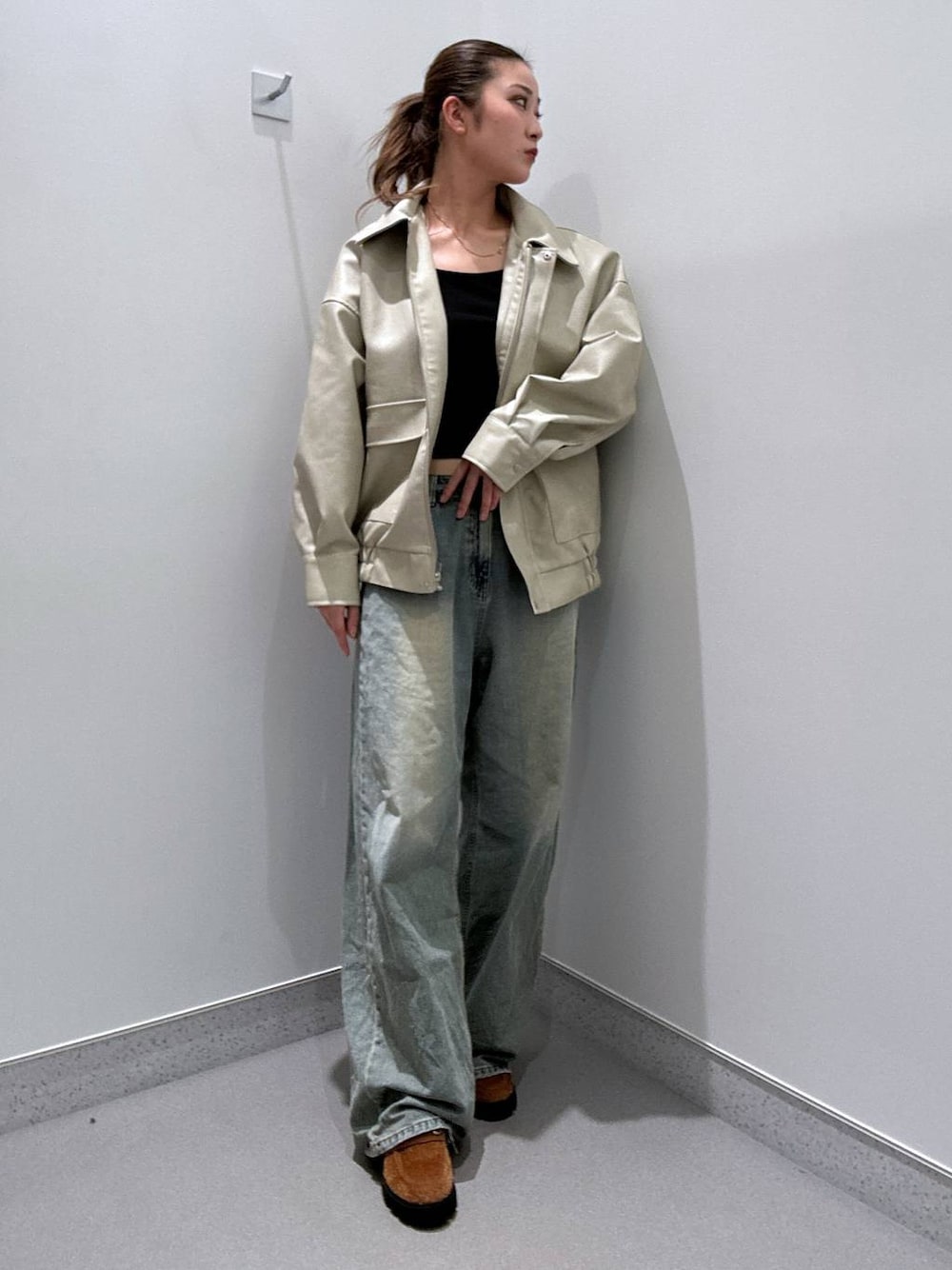 ブルー系のデニムパンツ、ブラウン系のローファー、ブラック系のTシャツ/カットソーを着用したレディースの冬コーディネートの1枚目の写真