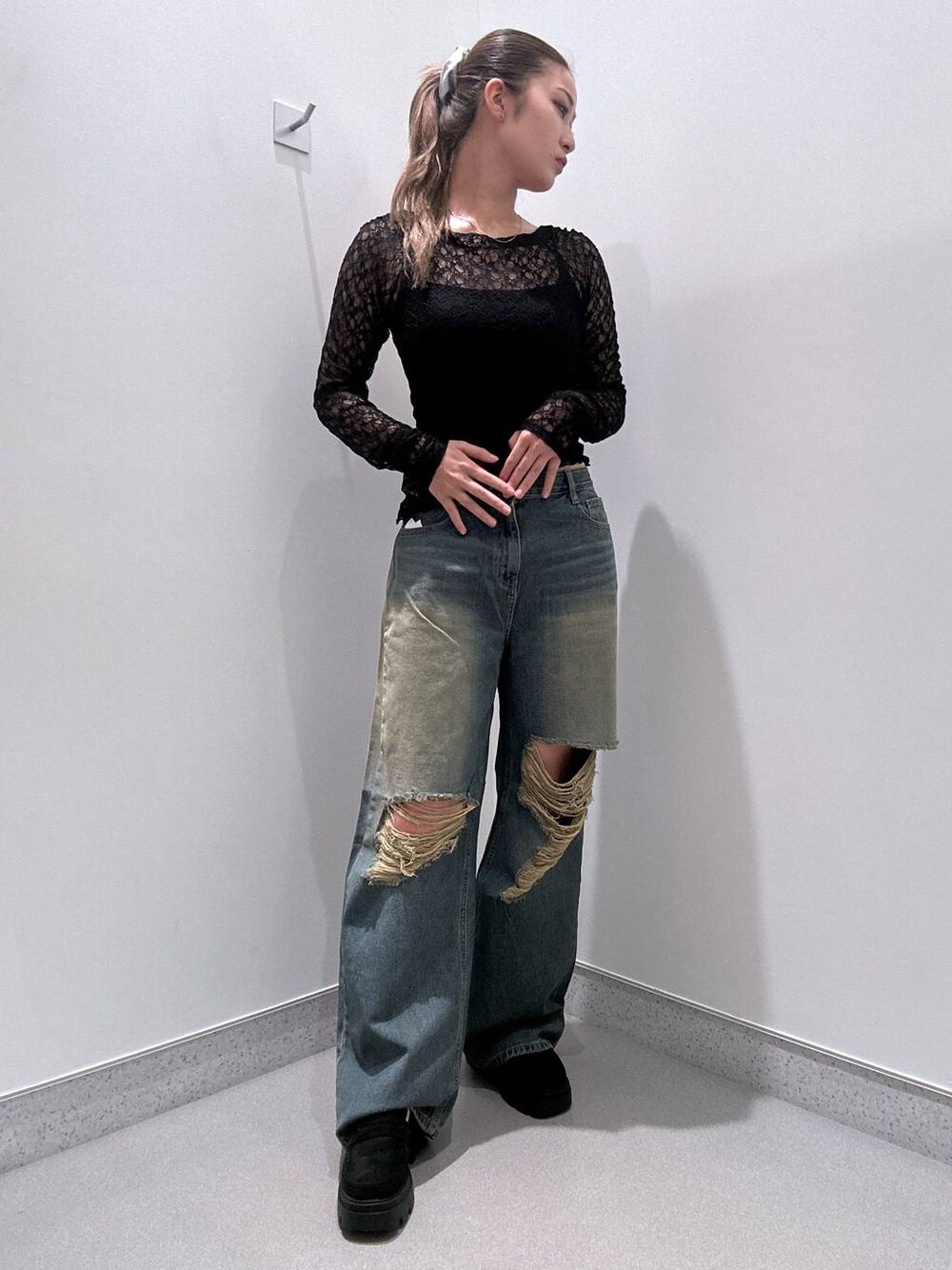 ブルー系のデニムパンツ、ブラック系のローファー、ブラック系のキャミソールを着用したレディースの冬コーディネートの1枚目の写真