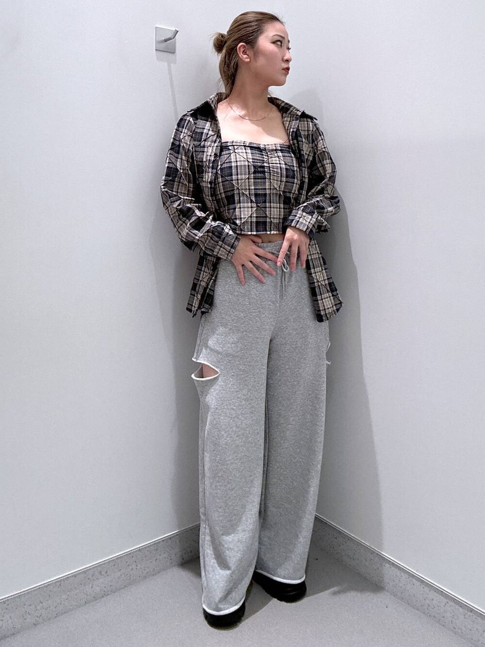 ブラック系のローファー、グレー系のスウェットパンツ、ブルー系のシャツ/ブラウスを着用したレディースの春コーディネートの1枚目の写真