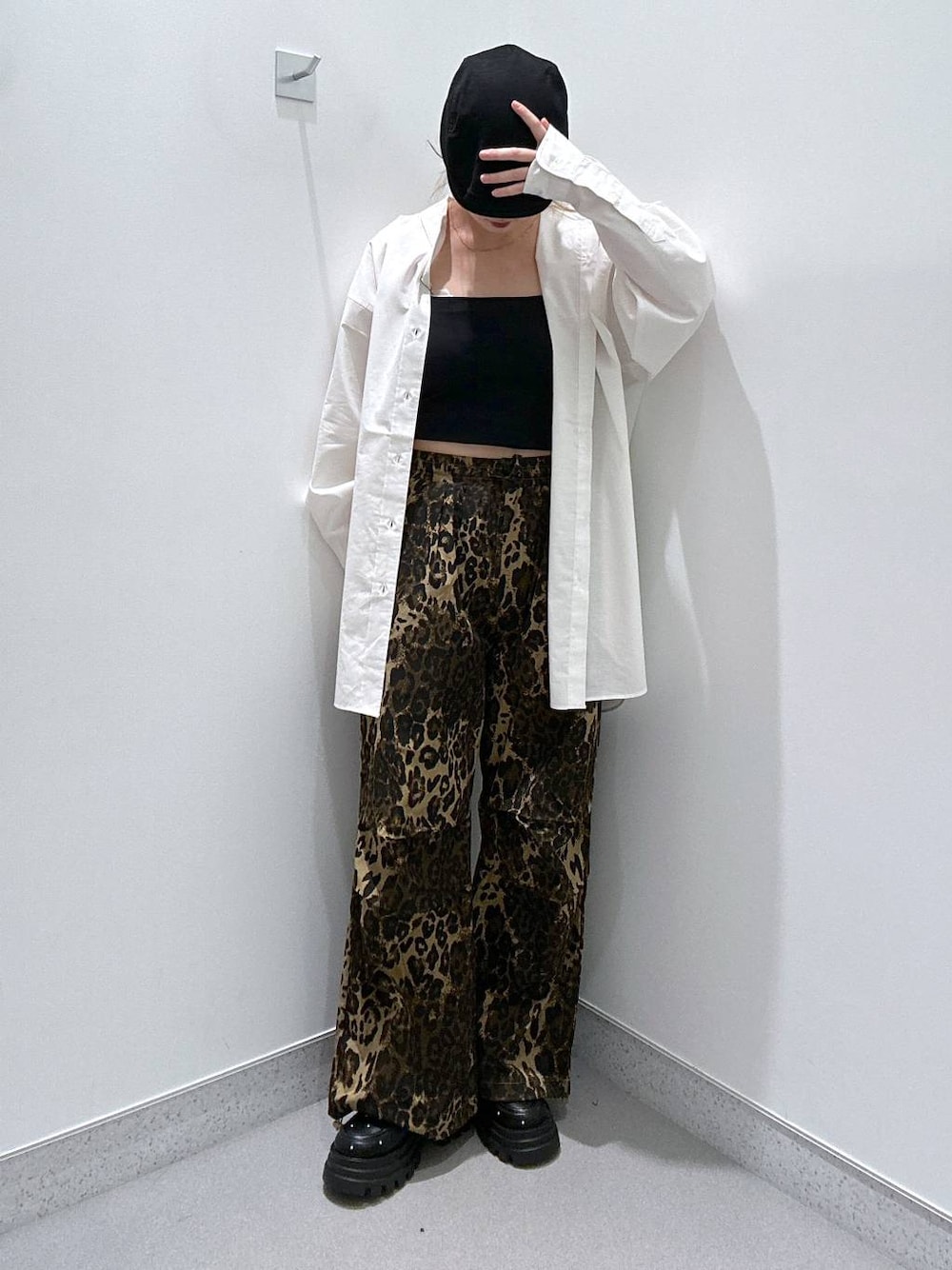 ブラック系のローファー、ブラック系のキャミソール、その他のその他パンツを着用したレディースの春コーディネートの1枚目の写真