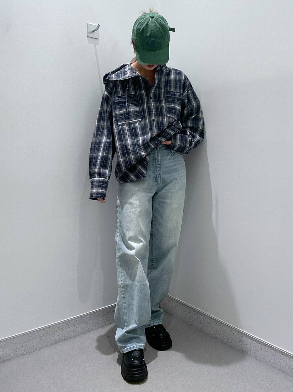 ブラック系のローファー、ブルー系のデニムパンツ、ブルー系のシャツ/ブラウスを着用したレディースの冬コーディネートの1枚目の写真