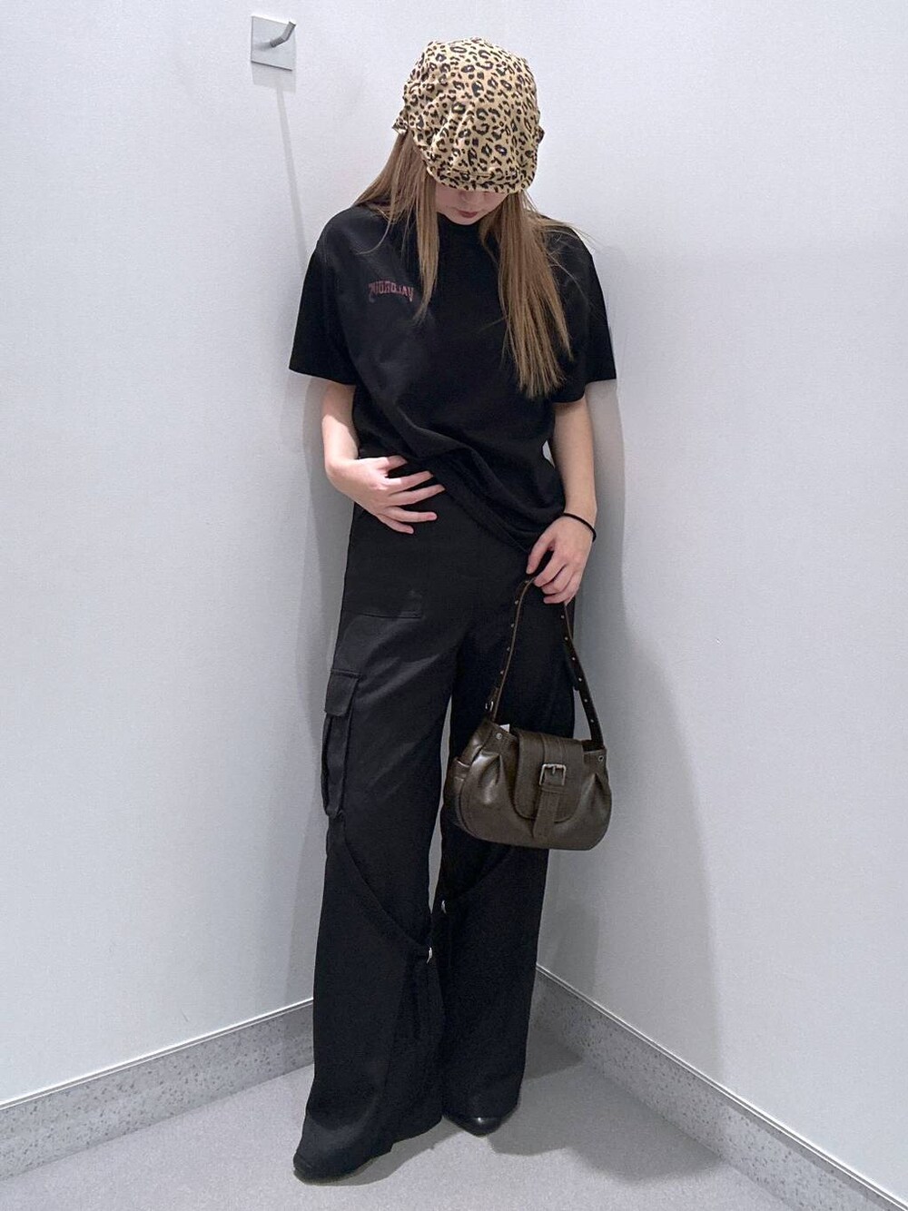 ブラック系のパンプス、ブラウン系のショルダーバッグ、ブラック系のTシャツ/カットソーを着用したレディースの春コーディネートの1枚目の写真