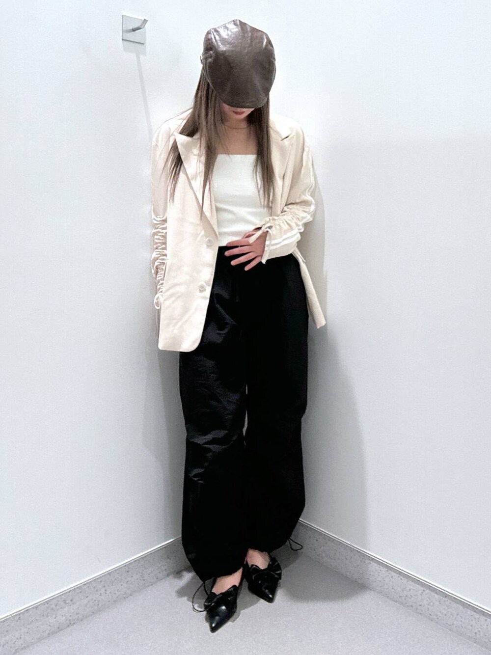 ブラック系のサンダル、ホワイト系のキャミソール、ブラック系のその他パンツを着用したレディースの春コーディネートの1枚目の写真