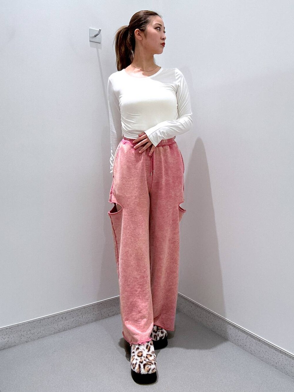 ベージュ系のスリッポン、ベージュ系のTシャツ/カットソー、ピンク系のスウェットパンツを着用したレディースの冬コーディネートの1枚目の写真