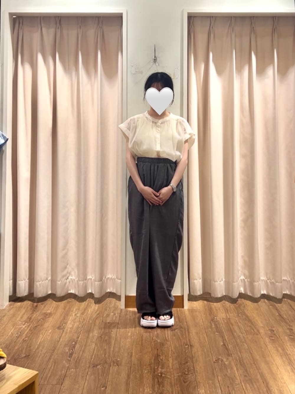 ホワイト系のシャツ/ブラウス、グレー系のパンツ、ベージュ系のタンクトップを着用したレディースの夏コーディネートの1枚目の写真
