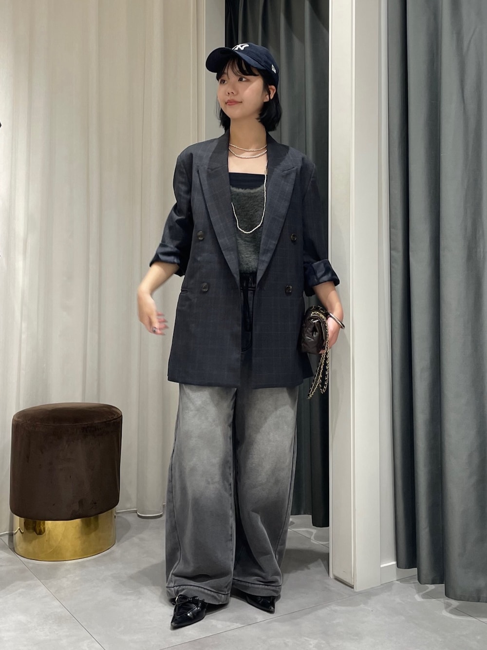 グレー系のニット/セーター、ブラック系のその他パンツ、グレー系のテーラードジャケットを着用したレディースの秋コーディネートの1枚目の写真