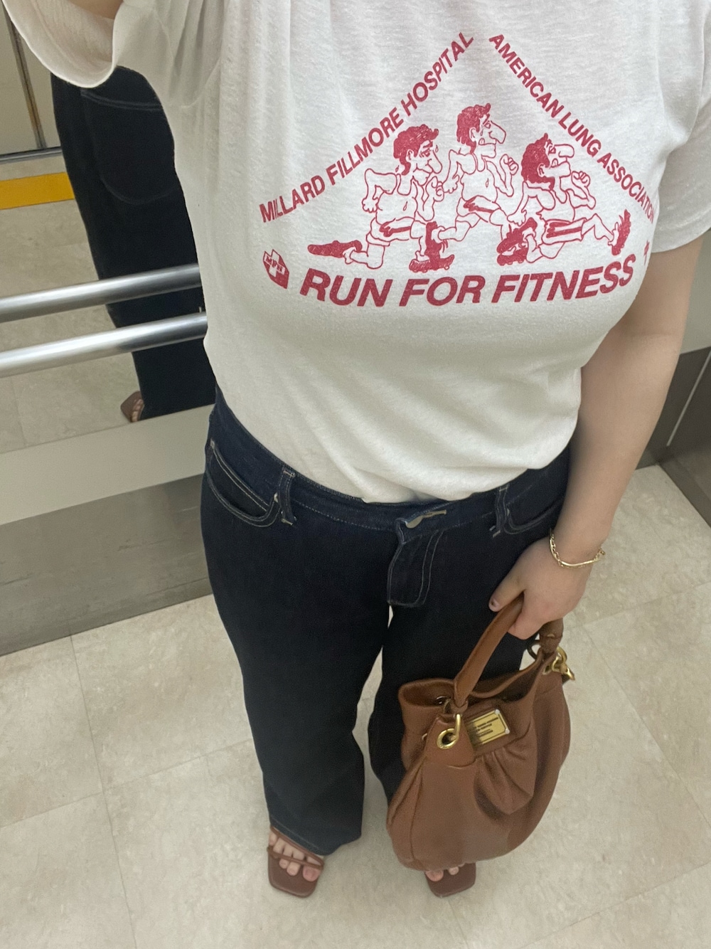 「古着、UNIQLO、markjacobs、夏コーデ、バギーデニム、サンダル、used、プチプラ、ゴールドアクセ、ダサT」｜「Marc by Marc Jacobsのアイテム（ハンドバッグ、ブラウン系）」を使った、🈂️さん（レディース・156cm）の秋コーディネートの1枚目の写真