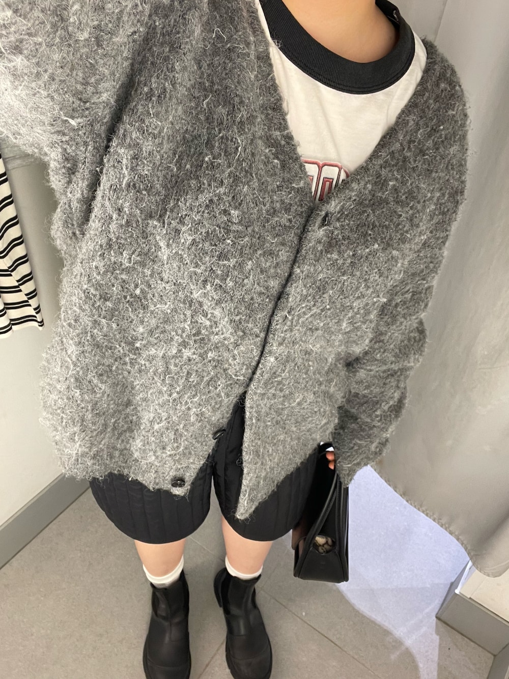 「GANNI、GU、カーディガン、ショートパンツ、古着MIX、モノトーン、Ray BEAMS、リンガーTシャツ、古着Tシャツ」｜「GUのアイテム（その他パンツ、ブラック系）」を使った、🈂️さん（レディース・156cm）の冬コーディネートの1枚目の写真