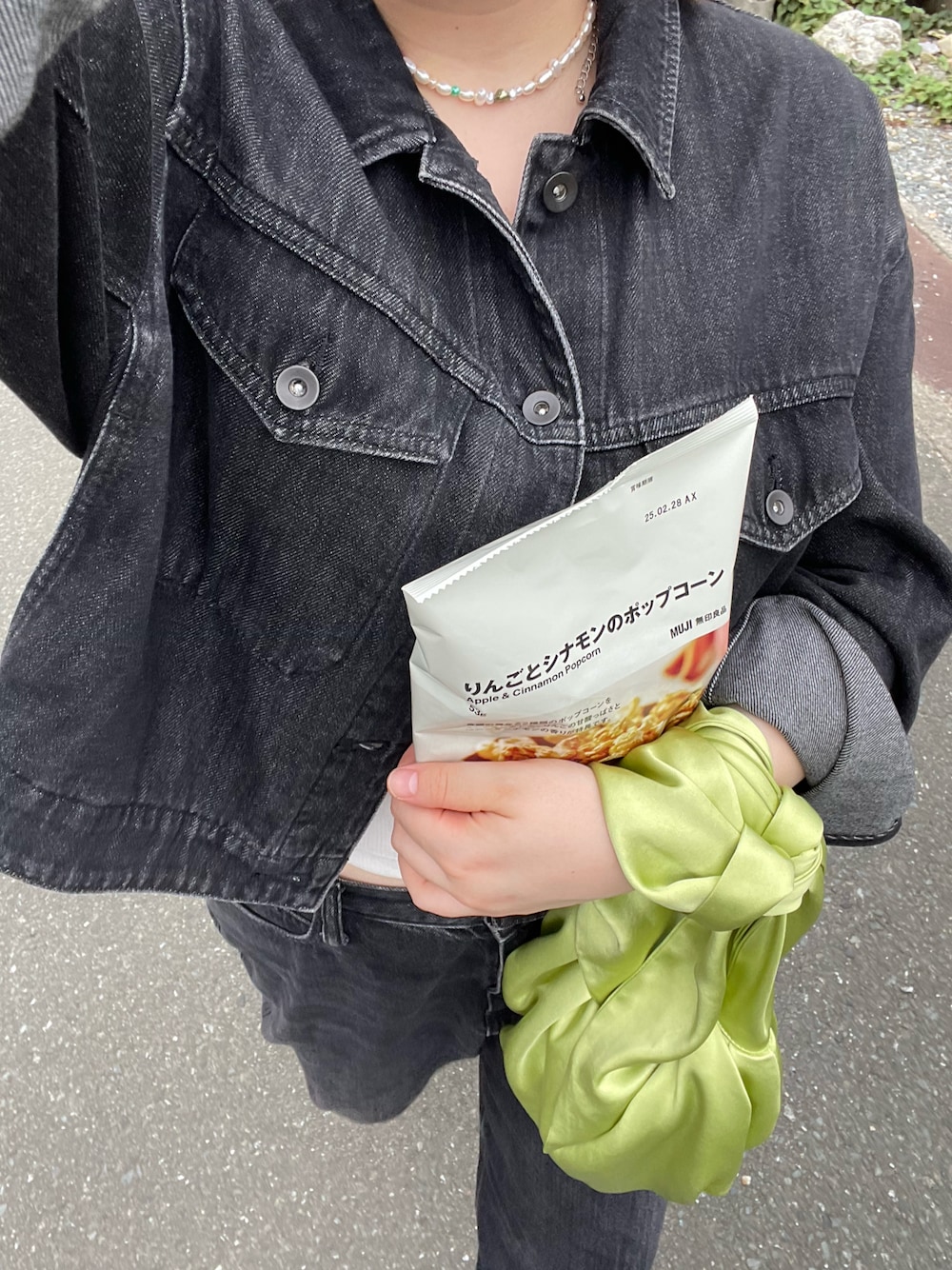 「デニムジャケット、ブラックデニム、パールネックレス、プチプラコーデ、UNIQLO、デニムセットアップ、リボンバッグ、yae、ヘソだし、コンビニ」｜「UNIQLOのアイテム（デニムジャケット、ブラック系）」を使った、🈂️さん（レディース・156cm）の秋コーディネートの1枚目の写真