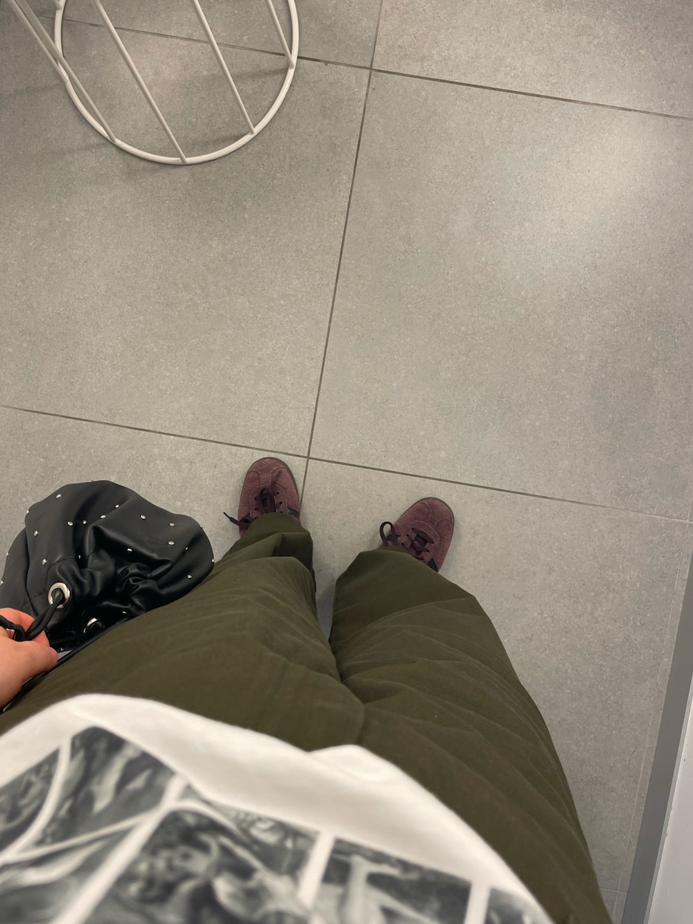 「UNIQLO、UNIQLO U、チノパン、adidasbeaver、adidas、白Tシャツ、UT、スニーカー、巾着バッグ、プチプラ」｜「UNIQLOのアイテム（チノパンツ、グリーン系）」を使った、🈂️さん（レディース・156cm）の夏コーディネートの1枚目の写真