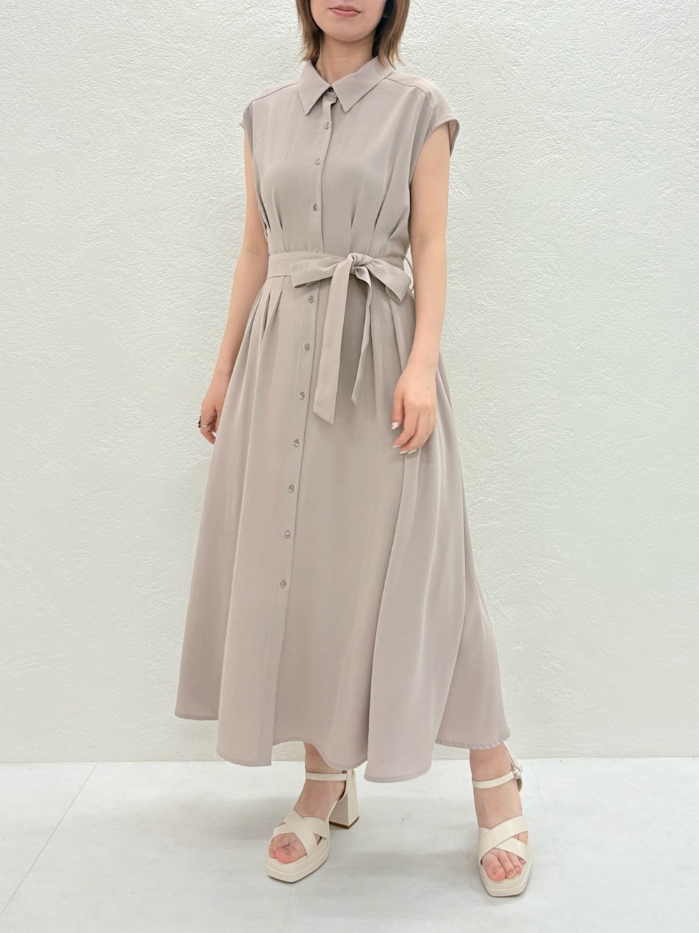 「ミッシュマッシュ、MISCH MASCH、mischmasch、平均身長コーデ、157cm、150cm台コーデ、キレイめ、ワンピース、シャツワンピース」｜「MISCH MASCHのWEB限定 2025春夏新作 フレンチシャツワンピース（ワンピース、ベージュ系）」を使った、MISCHMASCH ECさん（レディース・157cm）の春コーディネートの1枚目の写真
