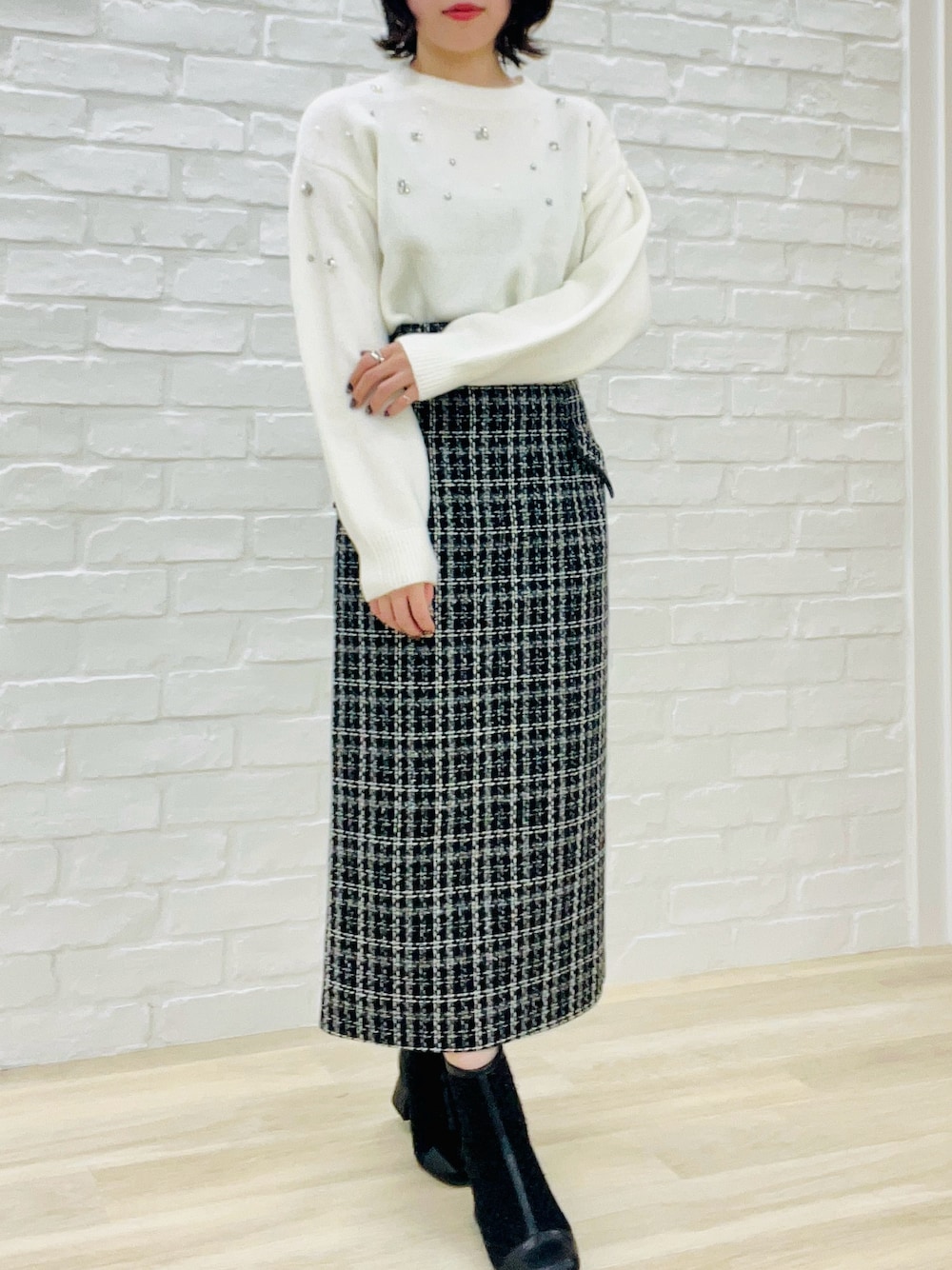 「MISCH MASCH、mischmasch、ミッシュマッシュ、キレイめ、きれいめコーデ、秋冬コーデ、大人かわいい、クリスマスに着たい服、休日スタイル、冬、低身長コーデ、低身長レディースファッション、デートコーデ、冬アウター」｜「MISCH MASCHの■2024秋冬新作■ラメツイードタイトスカート/MM447201（スカート、ブラック系）」を使った、MISCHMASCH ECさん（レディース・150cm）の秋コーディネートの1枚目の写真