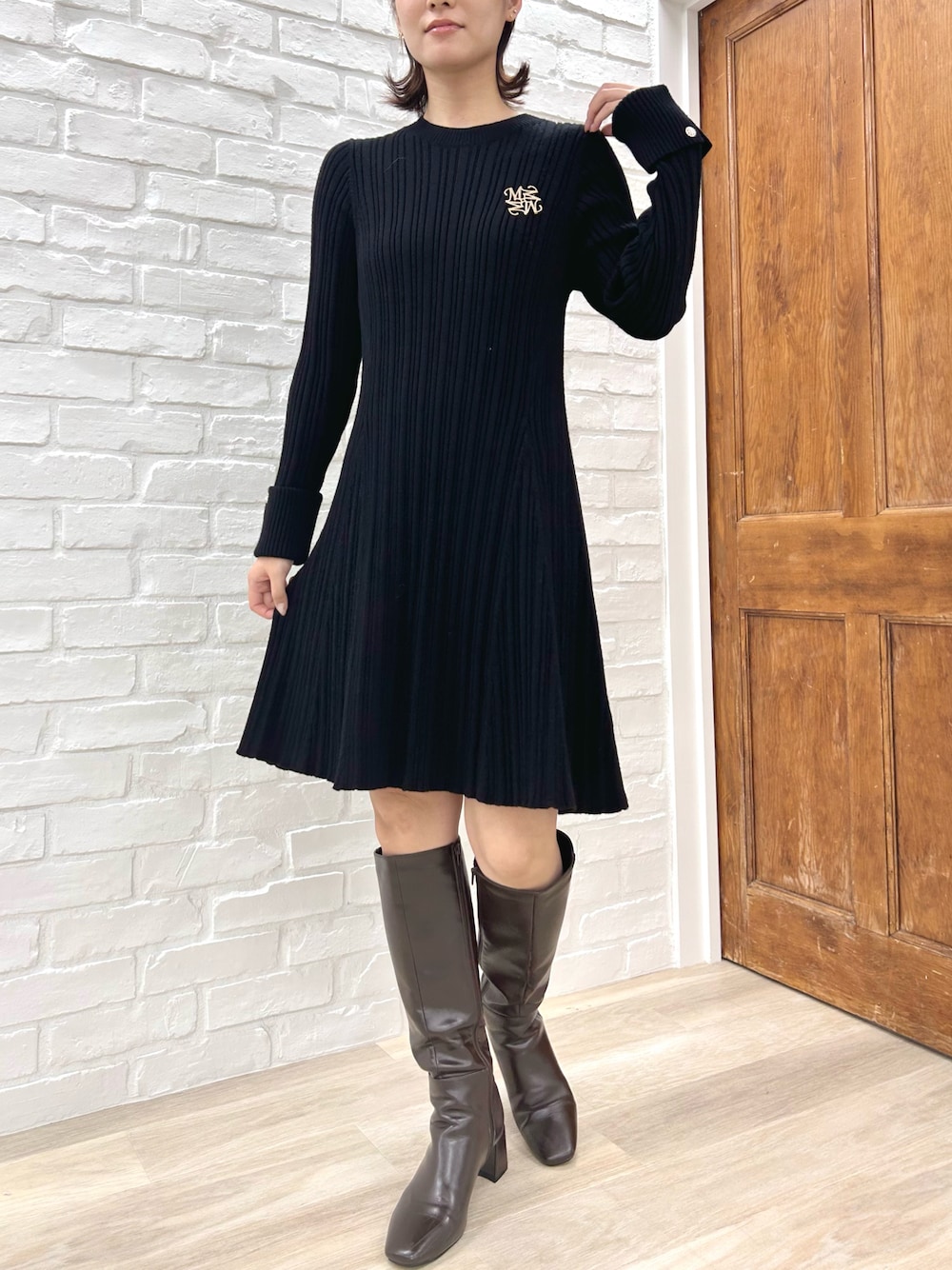 「mischmasch、ミッシュマッシュ、最近のいい感じコーデ、オトナカジュアル、フェススタイル、大人可愛い、ニットワンピース、ニット、秋冬、シンプルスタイル、ロングブーツ、キレイめ、大人女子」｜「ORiental TRafficのスクエアトゥヒールロングブーツ/31503（ブーツ、ブラウン系）」を使った、MISCHMASCH ECさん（レディース・167cm）の秋コーディネートの1枚目の写真