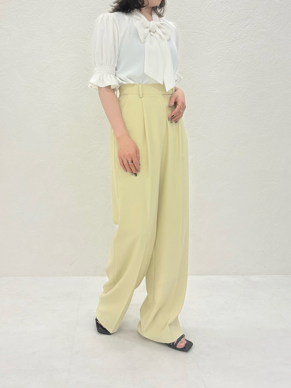 「ミッシュマッシュ、MISCH MASCH、mischmasch、きれいめ、フェミニン、低身長、低身長コーデ、150cm台コーデ、150cm、春コーデ、夏コーデ、パンツスタイル、オフィスカジュアル、デートコーデ、お出かけコーデ」｜「MISCH MASCHの2025春夏新作 半袖ボウタイシャーリングブラウス（シャツ/ブラウス、ホワイト系）」を使った、MISCHMASCH ECさん（レディース・150cm）の春コーディネートの1枚目の写真