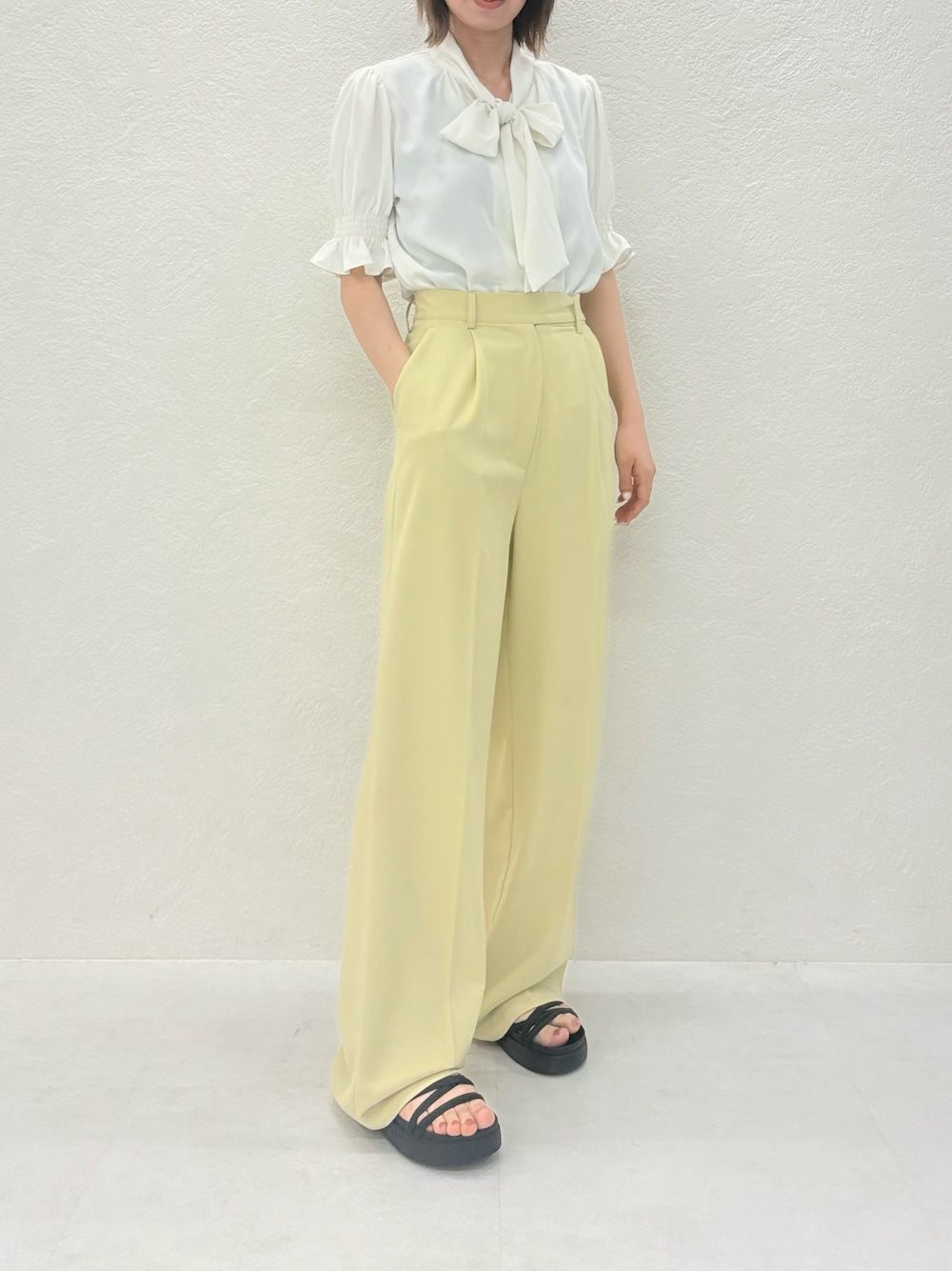 「ミッシュマッシュ、MISCH MASCH、mischmasch、キレイめ、フェミニン、低身長、高身長、150cm台コーデ、157cm、夏コーデ、オフィスカジュアル、デートコーデ、女子会、お出かけコーデ」｜「MISCH MASCHのZOZO限定 2025春夏新作 サイドボタンタックワイドパンツ（その他パンツ、イエロー系）」を使った、MISCHMASCH ECさん（レディース・158cm）の春コーディネートの1枚目の写真