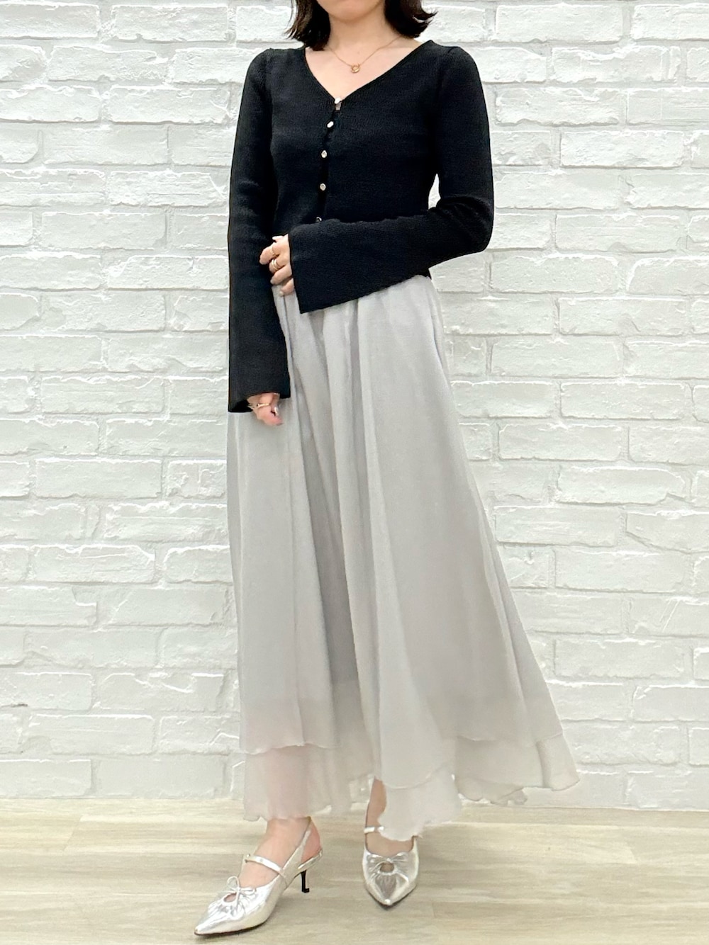 「ミッシュマッシュ、MISCH MASCH、mischmasch、おでかけコーデ、デートコーデ、春コーデ、着回しコーデ、きれいめコーデ、低身長コーデ、骨格ストレート、シンプルスタイル、スカートスタイル、春、大人かわいい、フェミニン」｜「MISCH MASCHの2025春夏新作 ラメシアーレイヤードスカート（スカート、グレー系）」を使った、MISCHMASCH ECさん（レディース・150cm）の春コーディネートの1枚目の写真