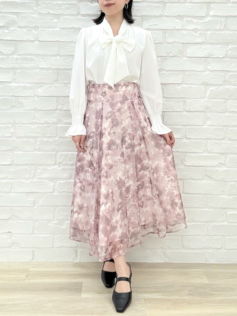 「ミッシュマッシュ、MISCH MASCH、mischmasch、春コーデ、きれいめコーデ、ピンクコーデ、女子会コーデ、初春コーデ、デートコーデ、オフィスカジュアル、大人かわいい、大人可愛い、花柄スカート、春、春服」｜「MISCH MASCHの2025春夏新作 ボウタイシャーリングブラウス（シャツ/ブラウス、ホワイト系）」を使った、MISCHMASCH ECさん（レディース・150cm）の春コーディネートの1枚目の写真