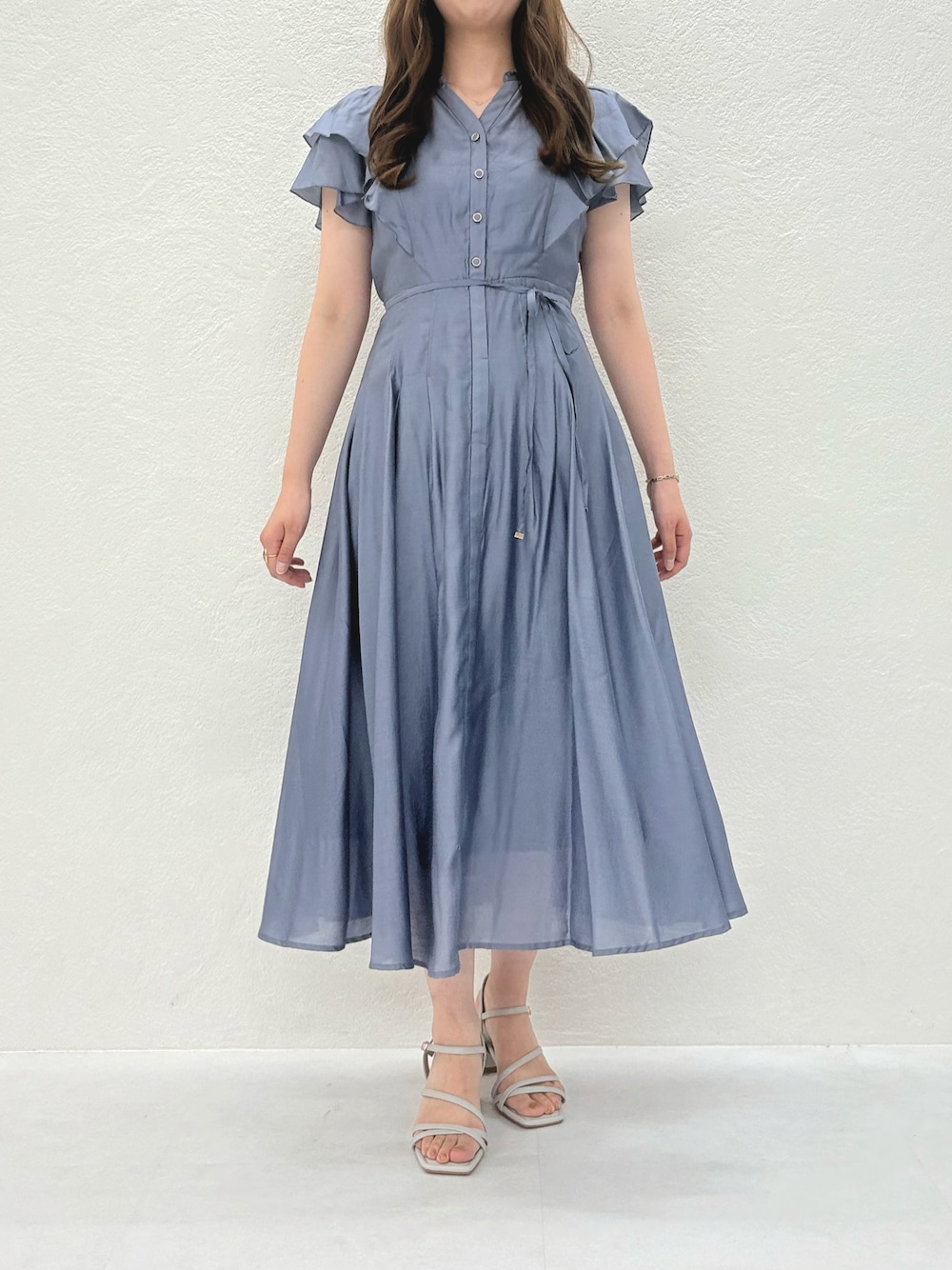 「ミッシュマッシュ、MISCH MASCH、mischmasch、きれいめ、フェミニン、ワンピース、フリル、低身長、高身長、夏、夏コーデ」｜「MISCH MASCHの2025春夏新作 ダブルフリルシャツワンピース（ワンピース、ブルー系）」を使った、MISCHMASCH ECさん（レディース・167cm）の夏コーディネートの1枚目の写真