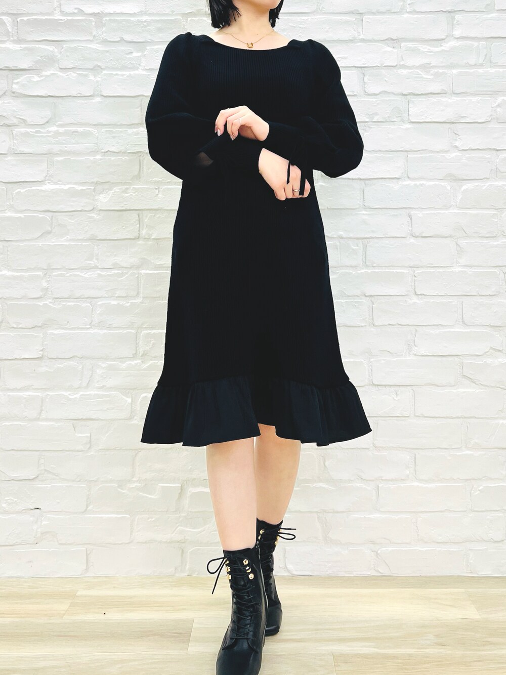 「ミッシュマッシュ、MISCH MASCH、mischmasch、キレイめ、フェミニン、オトナカワイイ、ワンピース、ブラック、ブラックコーデ、オトナ女子、ootd、冬のコーデ、レディースファッション、フリル、ニットワンピース」｜「MISCH MASCHの■2024秋冬新作■裾フリルミニニットワンピース/MM447417（ワンピース、ブラック系）」を使った、MISCHMASCH ECさん（レディース・150cm）の冬コーディネートの1枚目の写真