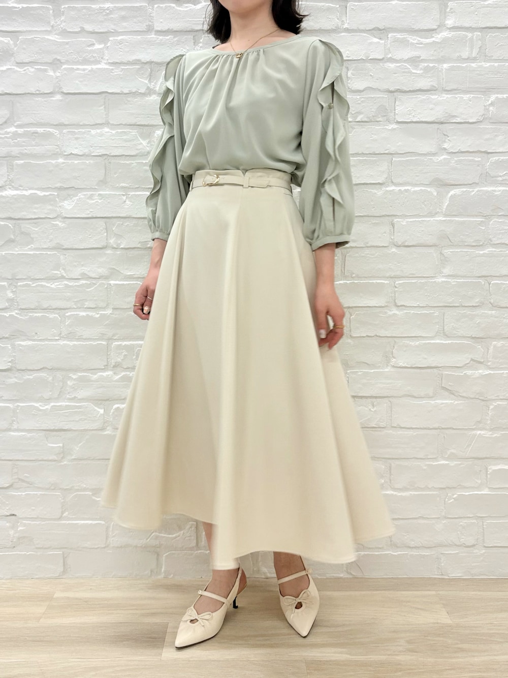 「MISCH MASCH、mischmasch、ミッシュマッシュ、骨格ストレート、低身長、着回しコーデ、フェミニン、キレイめ、春コーデ、春、春カラー、オフィスカジュアル、お出かけコーデ、デートコーデ」｜「MISCH MASCHの2025春夏新作 ラッフルフリル袖開きブラウス（シャツ/ブラウス、グリーン系）」を使った、MISCHMASCH ECさん（レディース・150cm）の春コーディネートの1枚目の写真